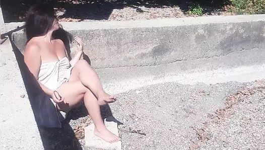 Omg! Sapık orta yaşlı seksi kadın plaja dildo aldı! Çişini yapıyor ve yüzerek boşalıyor! Dildoya atladı, döl!