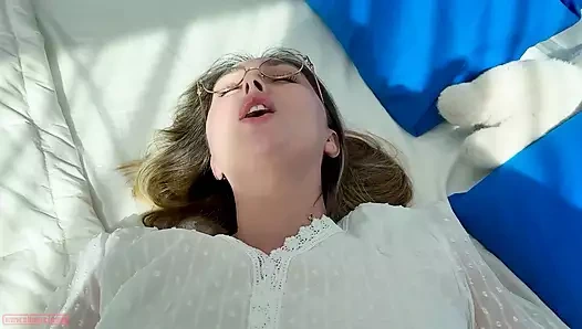 Üvey oğul üzgün üvey annesini sikiyor