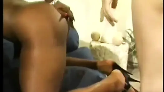 Dört harika kız bir yarak yapıyor ve birbirlerinin amlarını yalıyor