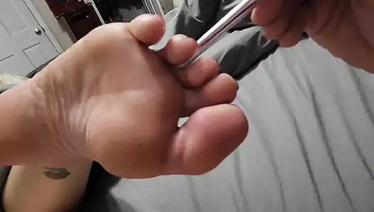 Yumuşak bir fırçayla orta yaşlı seksi kadının ayaklarını gıdıklıyor ve azdırıyor