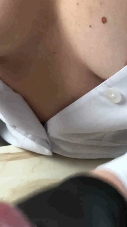Yaramaz hemşire sikimi sikiyor. bakış açısı orta yaşlı seksi kadının güzel doğal göğüsleri | Klip 1