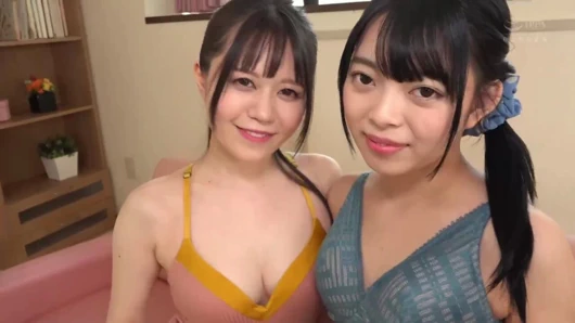 Meme uçları vakumlu emilirken ve sikim yavaşça oynanırken üçlü hizmet. 2