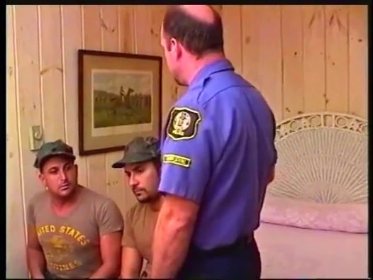 Yakışıklı azgın adamlar vahşi üçlü seks yapmaya hazır