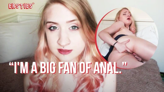 Ersties - ateşli sarışın Aurora M klitorisini ovalarken sıkı amını parmaklıyor