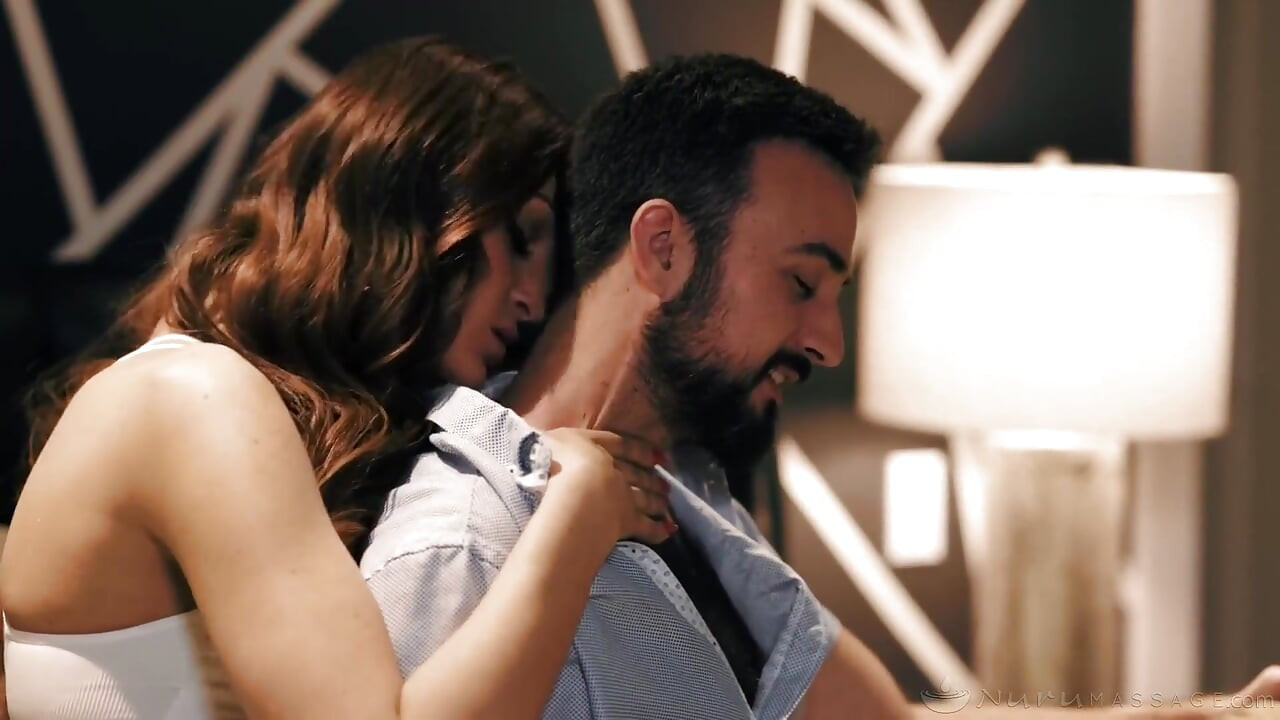 Nuru masajı - trans tori easton yağlı nuru masajı ve sert anal ile erkek arkadaşının stresini hafifletiyor