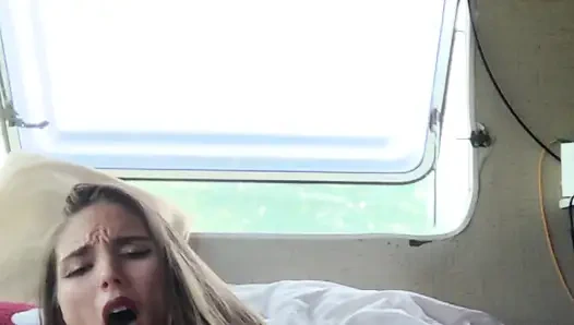 Kendimi yalnız hissediyorum, benimle oynamak ister misin?