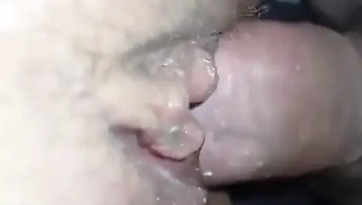 Yumuşak dudaklarıyla oynuyor