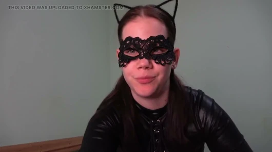 Kedi kadın bakış açısında fareyle oynuyor