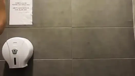 Halkın içinde büyük yarakla ilk kez anal sikişiyor