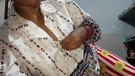 INDIAN BEAUTY QUEEN SHOWING HER BODY TO BOYFRIEND ACCIDENTLY VIDEO  GOME ON INTERNET