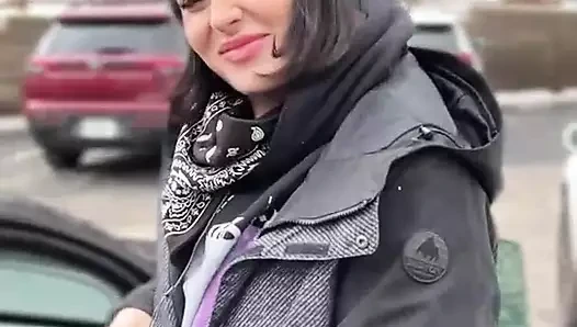 Snowbird Charlotte Sins soğuk Alplerde dolaşıyor