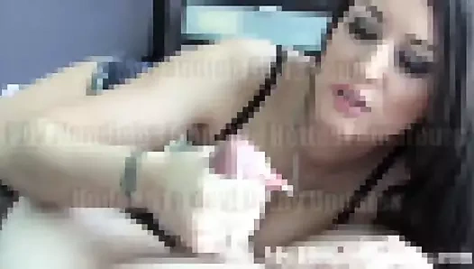 Joi üzerinde adın ile özensiz bir pov handjob var