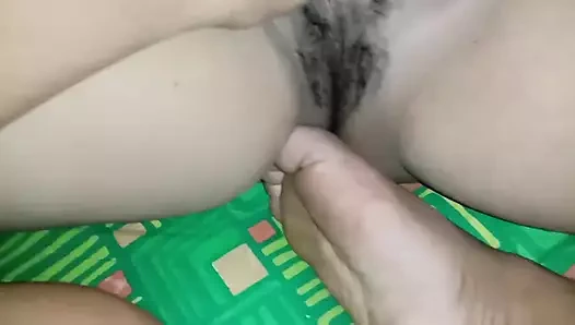 Tombul Asyalının tatlı amcığı beni azdırıyor ve bu sefer onu sert sikiyor