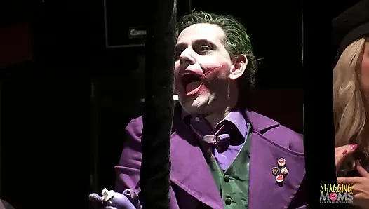 Seksi kostümlü büyük memeli orta yaşlı seksi kadınlar ve büyük yaraklı adamların olduğu bir striptiz kulübünde olağanüstü bir grup seks