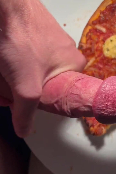 Twink pizzasına sıçratıyor