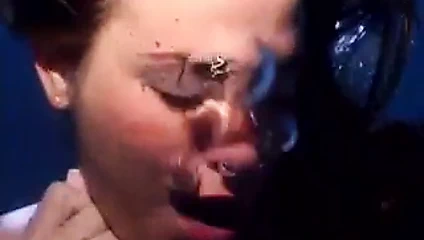 Hadi su altında sevişelim!