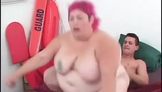 Pembe saçlı şişman orta yaşlı seksi kadın sikişiyor... ağzına boşalma