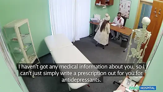 Fake hospital - çarpıcı esmer ilaç isteyen ofise giriyor ve azgın doktoru sikiyor