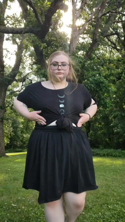 Schattige bbw in de natuur