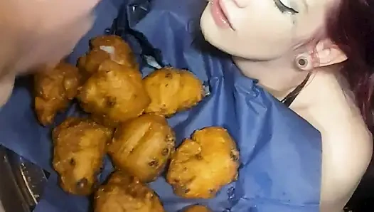 Hollandalı genç kız yeni yılı döl ve Hollandalı yemek atıştırmalıklarla kutluyor