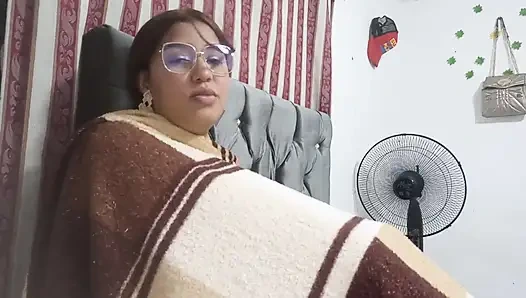 Gözlüklü büyük memeli latin büyük yarağımı emiyor