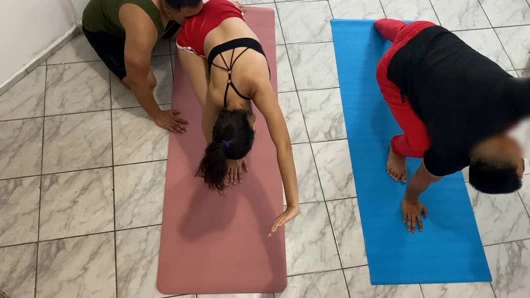 Koç, erkek arkadaşımın önünde beni elliyor ve bu beni tahrik ediyor. aklım gitti ve bir sonraki beni becermesi hoşuma gitti