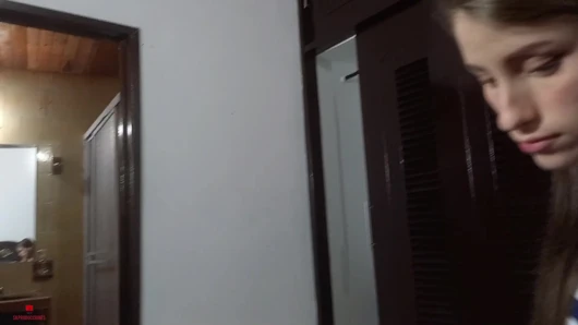 Masum yüzlü üvey kız kardeşim bana harika bir oral seks yapmasına izin vermemi istiyor