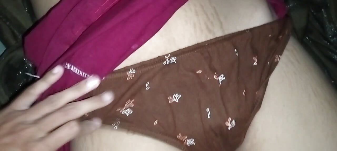 Sevimli amcık kadın ateşli kızı parmaklıyor