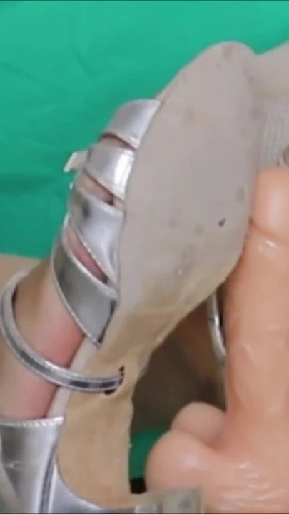 Ateşli büyük memeli üvey kız Mariaold kirli ayakkabılarıyla üvey teyzeyi baştan çıkarıyor | Klip 2