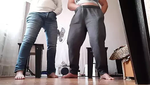 Ebeveynlerimiz bizi yakalamasın diye üvey kız kardeşimizle kıyafetle mastürbasyon yapıyoruz