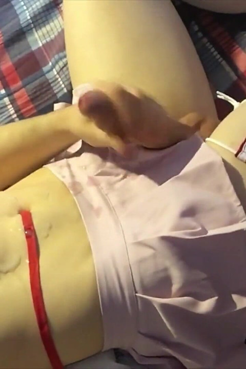 Femboy hemşire cadılar bayramı için boşalıyor