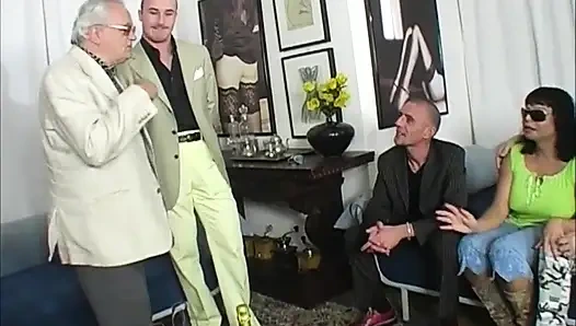 Seksi sarışın kız çift anal üçlü seks yapıyor