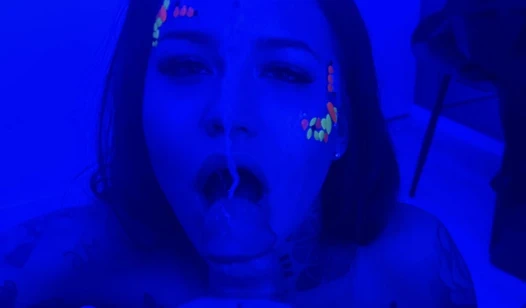 Bir komşuyu ağzından ve amından siktim ve telefonda filme aldı