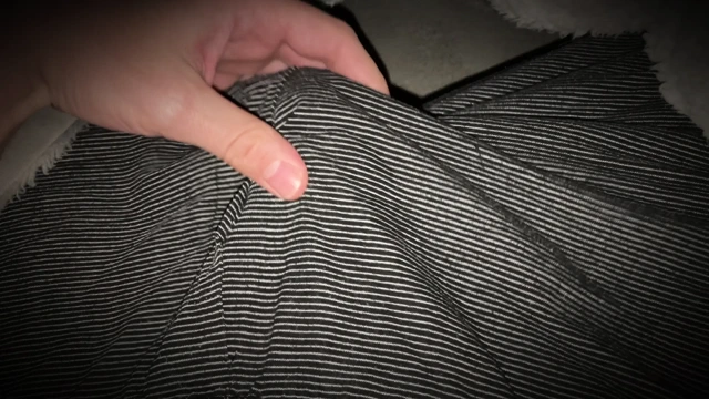 Komşumu dinleyerek bolca boşalıyorum - duvarın arkasından inleyerek yarağımı sert yaptı