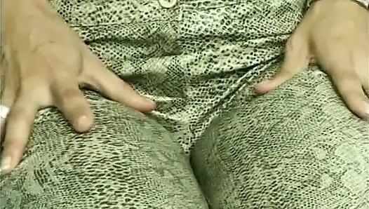 Seksi sarışın hatun amını büyük bir dildoyla dolduruyor