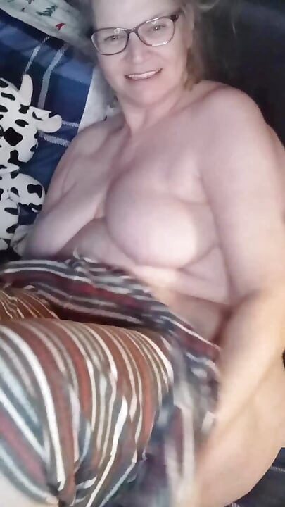 Seksi iri güzel kadın mastürbasyon yaparak orgazm oluyor!