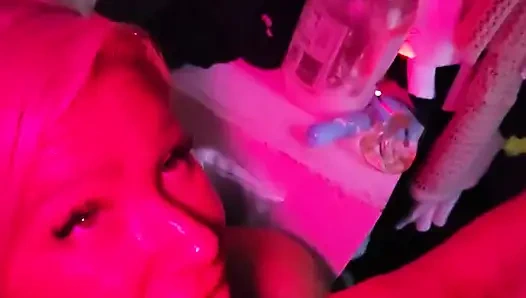 Babam dolapta göğüslerimin her yerine boşalıyor