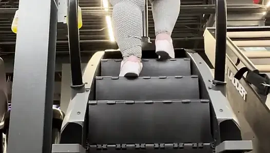 Beni spor salonunda eğitmene yardım eder misin yoksa sadece götümün salsını izler misin?