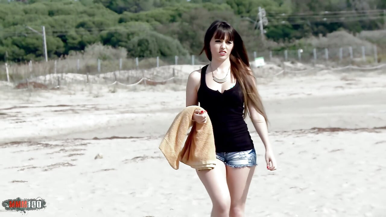 Natty Mellow çarpıcı İspanyol hatun Naty Mellow halka açık bir plajda sikiliyor
