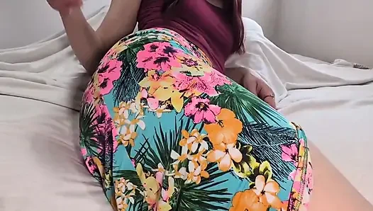 Yazlık elbise giyen evli kadın tek başına mastürbasyon yapıyor