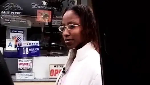 Büyük dövmeli adam ağzındaki yarak üzerindeki amcığı seviyor