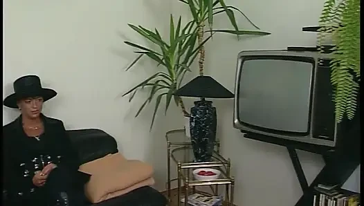 Sarışın hatun ve olgun esmer vahşi üçlü seks eğlencesinde