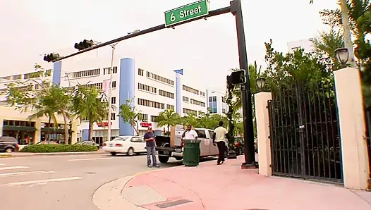 Sevimli genç kız sikiliyor ve sert sikiliyor