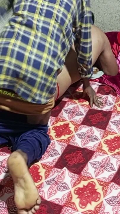 Hintli üçlü transeksüel - en yaşlı ev iki erkek ve transeksüel zevki ve tamamen eğlence. | Klip 3