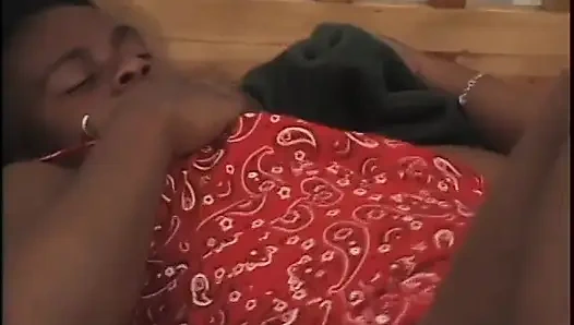 Negra gata gosta de sua boceta apertada fodida com força no quarto