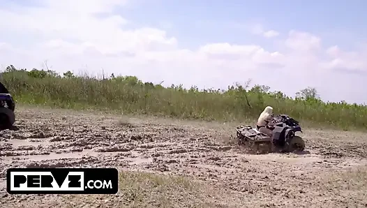 Çamurlu ateşli kızlar Aria Banks ve Jessica Marie Nicky ile atv'lerde edepsiz oluyor