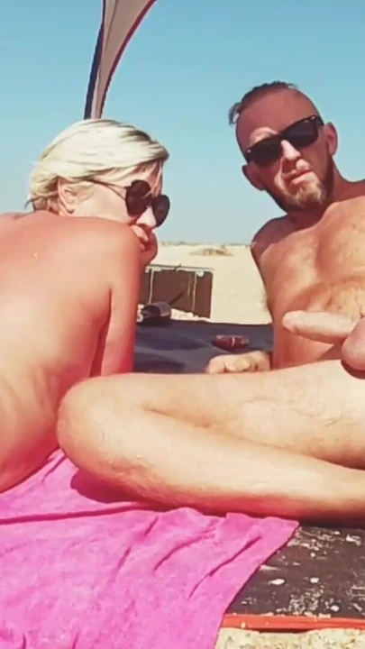 Эпический момент из "Кончая в рот моей мачехи на пляже"