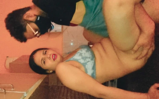 Latika üvey kız kardeş mutfakta sert sikişiyor