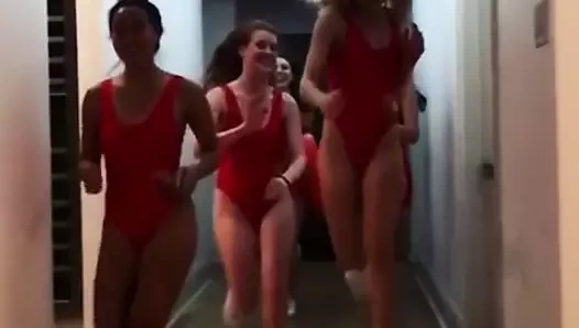 Cin bouchard ve baywatch mayolarıyla koşan arkadaşlar