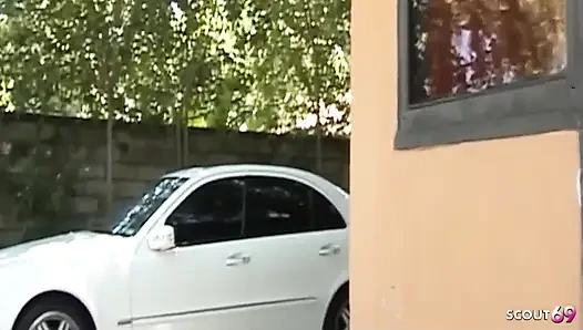 Büyük doğal memeli zenci orta yaşlı seksi kadın mastürbasyon yaparken yakalanıyor ve kıllı amından sikiliyor